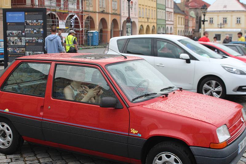 Příznivci přivezli na sraz nejrůznější modely Renaultů od těch nejstarších po úplně nové.