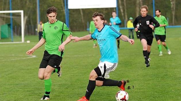 JAKUB Lánský (na snímku vlevo) nastoupil do derby v Hořicích na postu stopera.