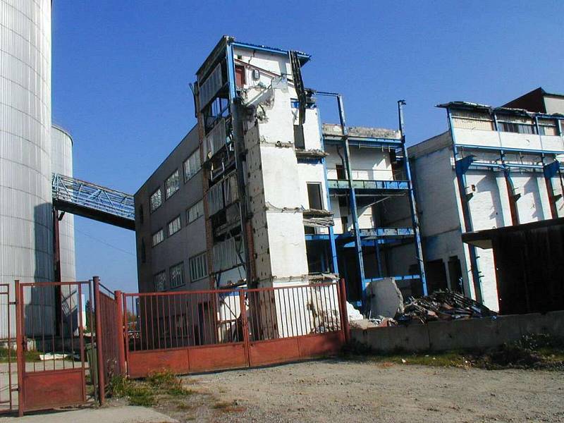 Dnes již historické snímky z likvidace bývalého kopidlenského cukrovaru - 21. 10. 2005.
