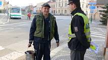 Kontrola chodců policisty na přechodu v Lázních Bělohradě.