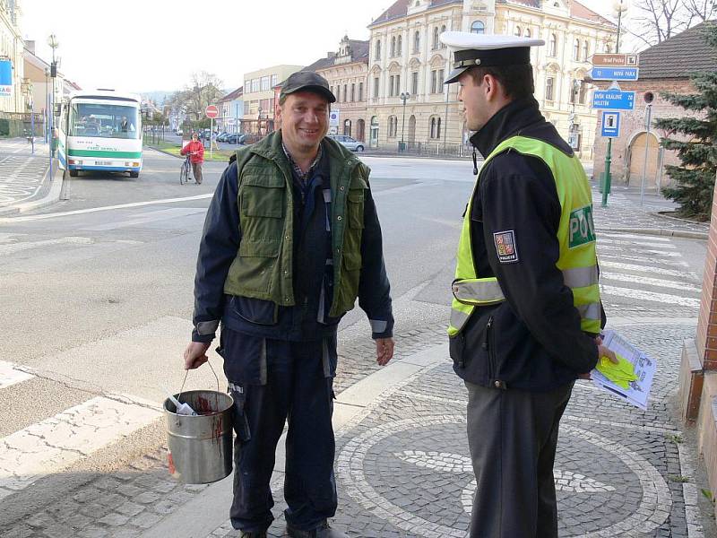 Kontrola chodců policisty na přechodu v Lázních Bělohradě.