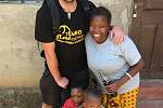 Matěj se spolu se dvěma kamarády tentokrát rozhodl obnovit v dětském domově v tanzánské Arushi chov slepic.