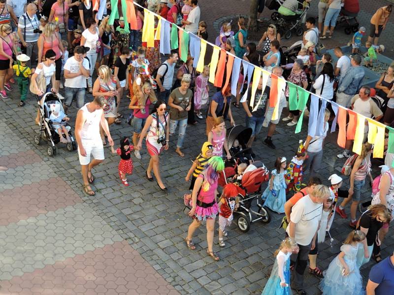 Pohádkový průvod zahájil festival.