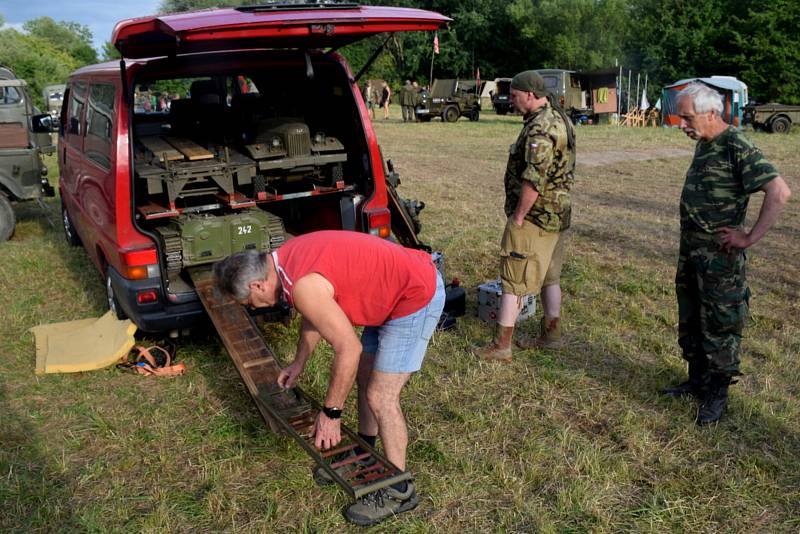 Na sraz pořádaný jičínským Klubem vojenských vozidel přřijelo letos pod Zebín pobýt na 150 historických aut z celého Česka.