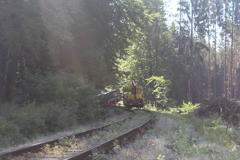Na trati mezi Novou Pakou a Lázněmi Bělohrad vykolejil osobní vlak, který vezl šest cestujících. Nikomu se nic nestalo. Vlaky nahradila autobusová doprava. Odhadnutá škoda je 320 tisíc korun.