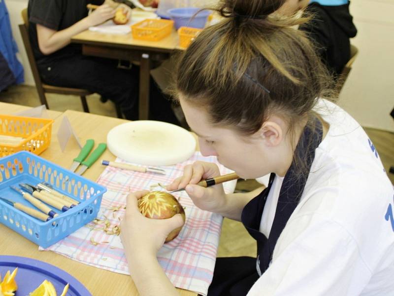 Ozdobné vyřezávání v novopacké Střední škole gastronomie a služeb.