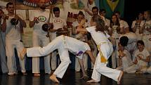Akrobacie, tanec, bojový sport...to všechno je capoeira. V Hořicích soutěžily děti z celé republiky.