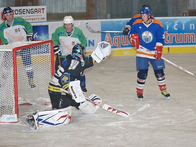 Moment z utkání jičínské hokejové nereligy mezi Holínem a Libání.  