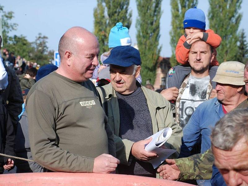 Jičínský starosta Martin Puš si při výlovu rybníka Kníže také užil vody.