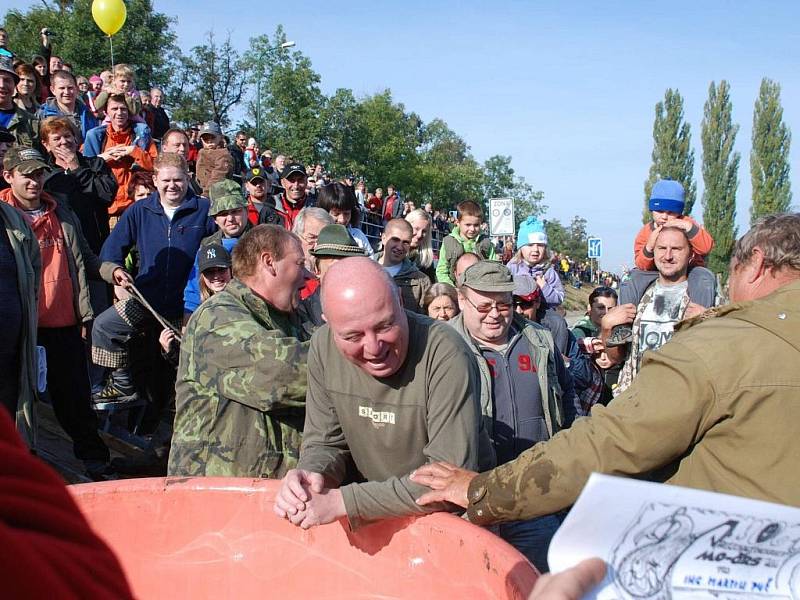 Jičínský starosta Martin Puš si při výlovu rybníka Kníže také užil vody.