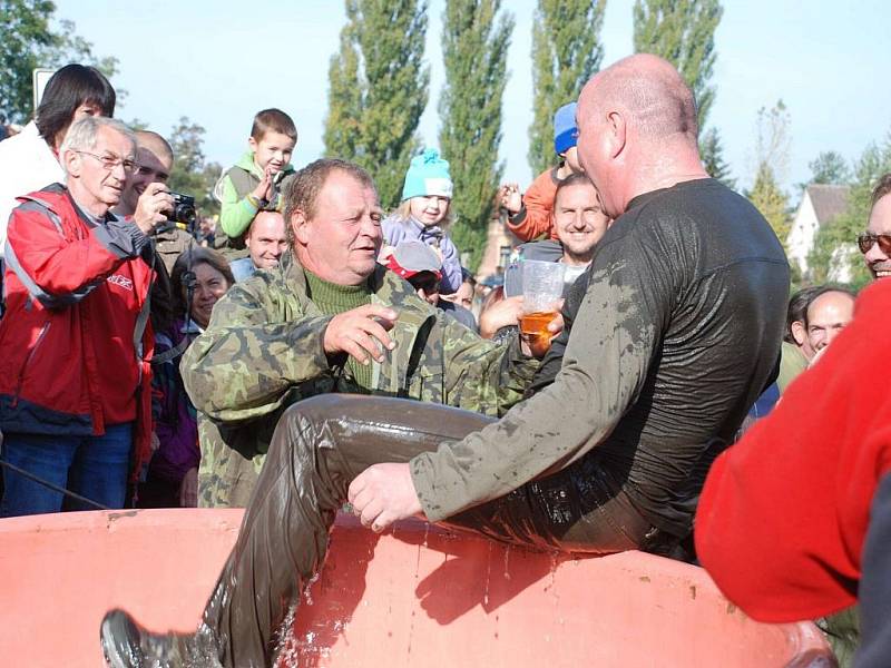 Jičínský starosta Martin Puš si při výlovu rybníka Kníže také užil vody.