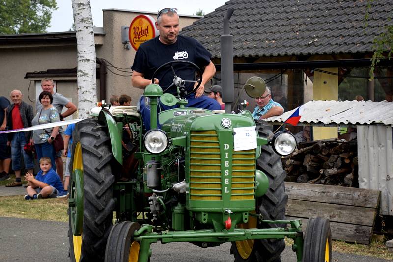 Na sraz Zetorů v Ohnišťanech přijelo přes 60 traktorových veteránů