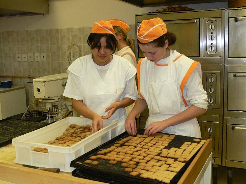 Cukrářky v novopacké škole gastronomie pečou na Vánoce.