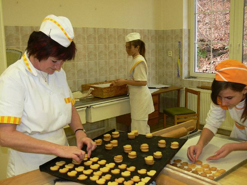 Cukrářky v novopacké škole gastronomie pečou na Vánoce.