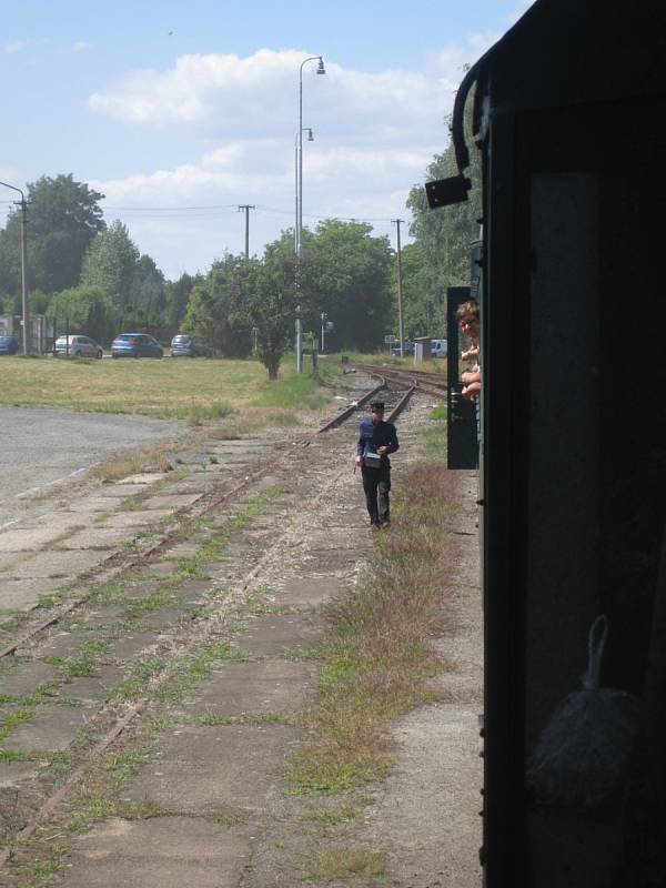 Cesta historické parní lokomotivy na trati k Hradci Králové.