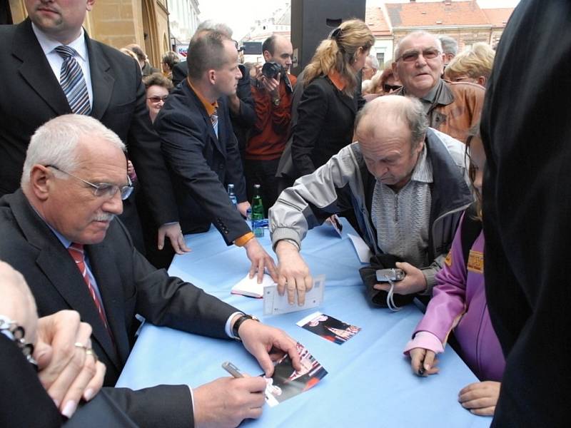 Manželé Klausovi na návštěvě Hořic roku 2007.