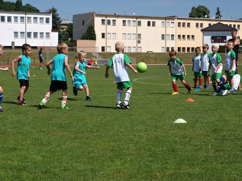 Fotbalový turnaj mateřských škol na jičínském stadionu.