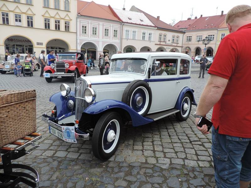 Veteránem Českým rájem na jičínském Valdštejnově náměstí.