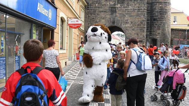 Z Valdštejnova náměstí během třetího dne festivalu Jičín - město pohádky v roce 2008.