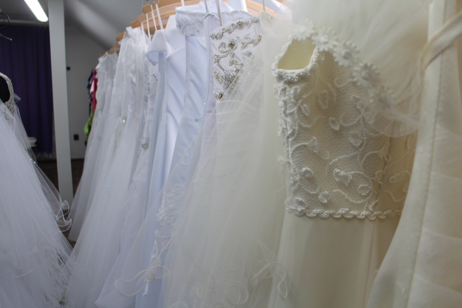 Móda svatebních šatů se mění, vyplatí se je půjčovat, říká švadlena z  Jičíněvsi - Jičínský deník