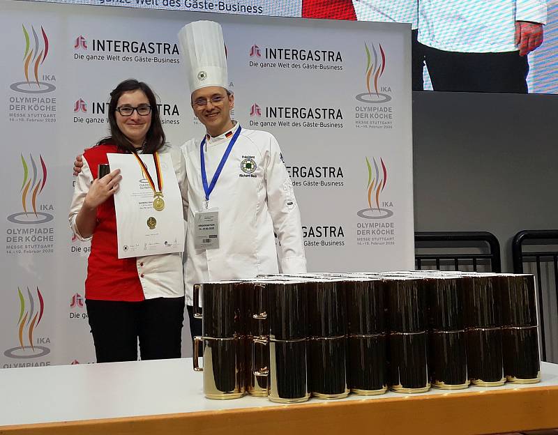 Tři zlaté medaile přivezly novopacké cukrářky ze světové olympiády v německém Stuttgartu. Opět tak úspěšně prezentovaly Střední školu gastronomie a služeb Nová Paka.