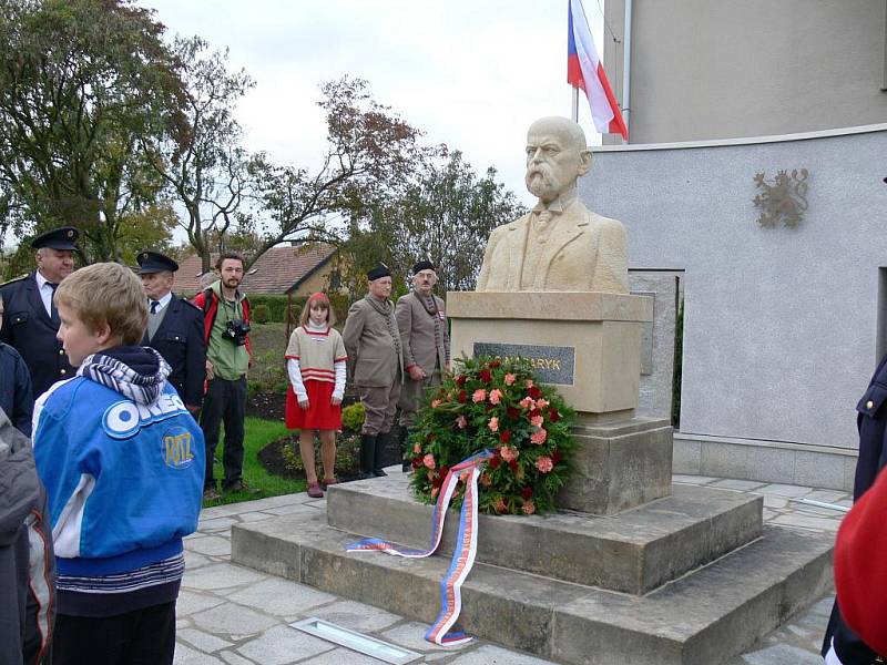 Z odhalení Masarykova pomníku ve Valdicích.