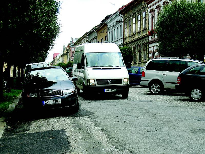 Podélné parkování v Tyršově ulici je nyní zakázáno. Nedisciplinovanost brání plynulosti provozu.