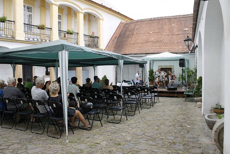 Triangl folk fest zahájil letošní ročník Železnického hudebního léta.