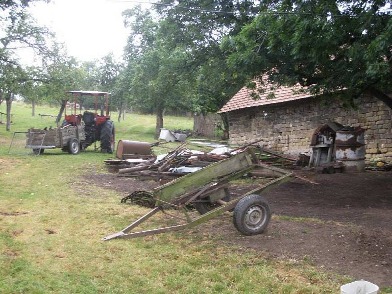 Z příprav milkovického Kozího mejdanu.