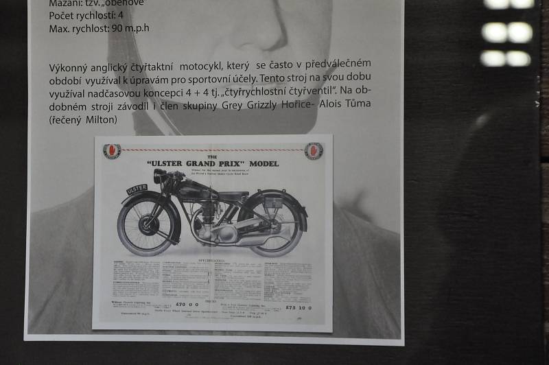 Jednotlivé výstavní místnosti jsou zaměřeny tematicky na určité období historie hořických motocyklových závodů od 20. let minulého století až po současné závodní ročníky. Jedna z výstavních místností je věnovaná památce československého reprezentanta Gust