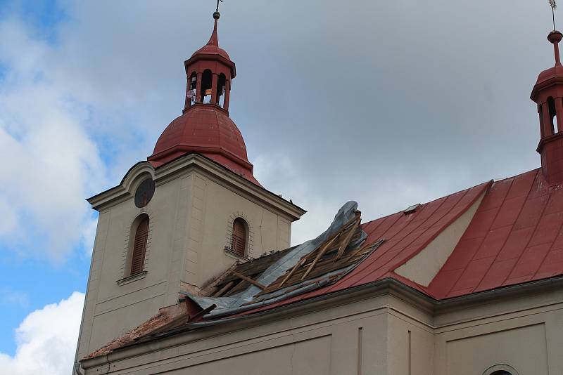 Páteční bouřka utrhla část střechy kostela v Úbislavicích, popadané stromy přerušily dodávku energie. Energetici stále odstraňují závady, takže spousta  domácností je bez elektrického proudu i bez mobilních dat.