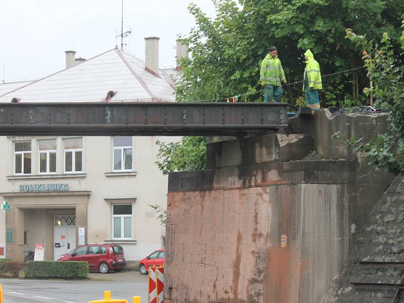 Odstranění novopackého mostu kvůli opravě.