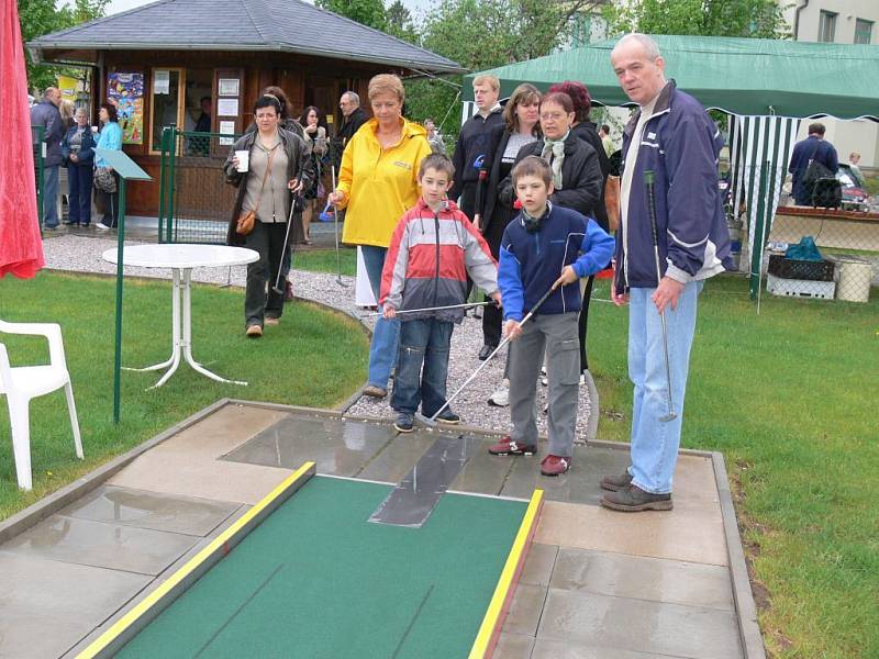 Minigolf si vyzkoušeli zájemci všech věkových kategorií.