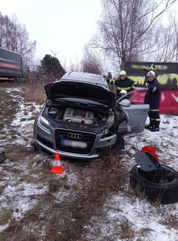 Dopravní nehoda dvou osobních vozidel u Staňkovy Lhoty.