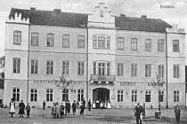 Snímek radnice z roku 1921. Poznáte, z jakého je města?