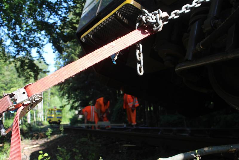 Na trati mezi Novou Pakou a Lázněmi Bělohrad vykolejil osobní vlak, který vezl šest cestujících. Nikomu se nic nestalo. Vlaky nahradila autobusová doprava. Odhadnutá škoda je 320 tisíc korun.