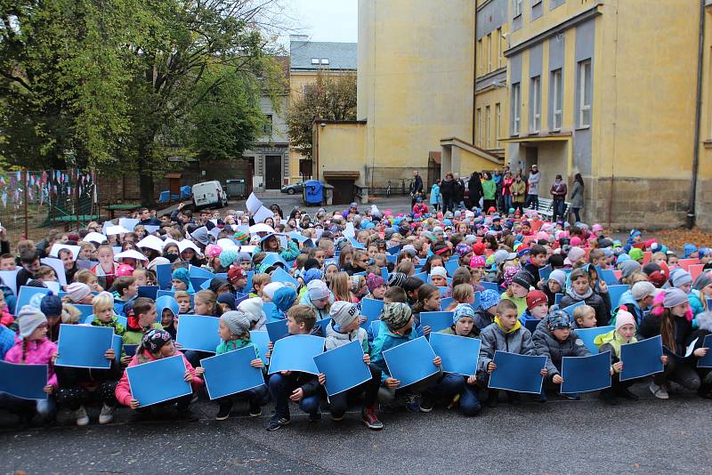 Jičín - ZŠ Husova - pokus o zápis do knihy českých rekordů vytvořením české vlajky