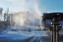 První mrazy dorazily i do nižších poloh Česka. Ještě ve středu to na lyžovačku nevypadalo, v pátek ale Skiareál Máchovka začal zasněžovat.