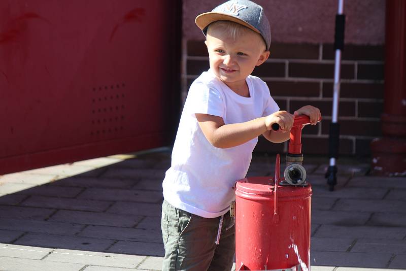 Holky a kluci se na návštěvu připravily, přinesli si hasičská trička, kšiltovky i hračky. "Všechno musí mít hasičské," smála se jedna s maminek.