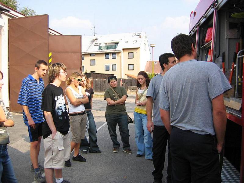 Studenti hořické OA na návštěvě u hasičů.
