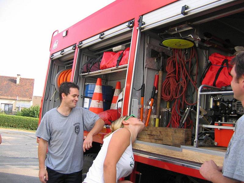 Studenti hořické OA na návštěvě u hasičů.