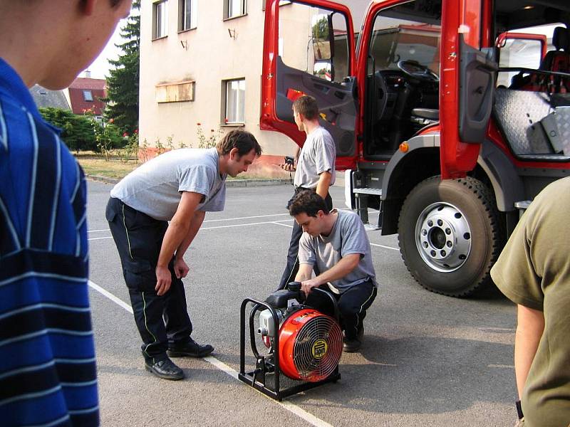 Studenti hořické OA na návštěvě u hasičů.