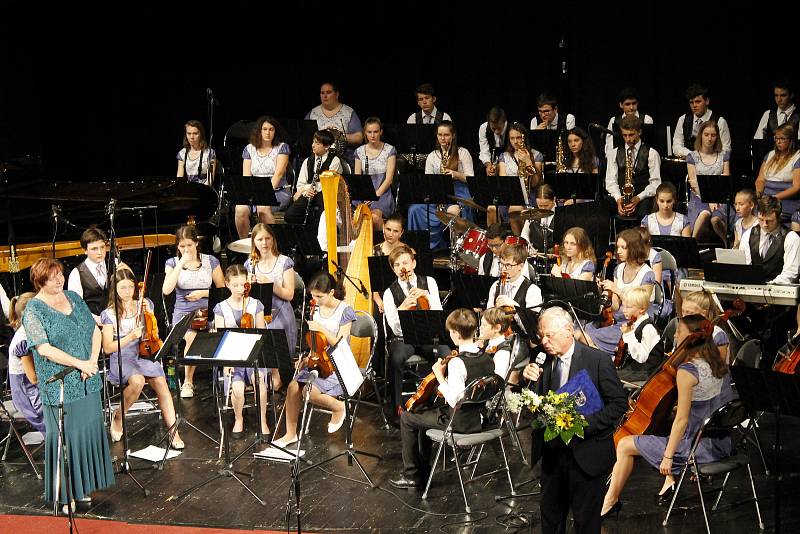 Koncert k 80. narozeninám Základní umělecké školy J. B. Foerstera v Masarykově divadle.