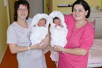 Sestry Damaškovy se svými novorozenci v jičínské porodnici.
