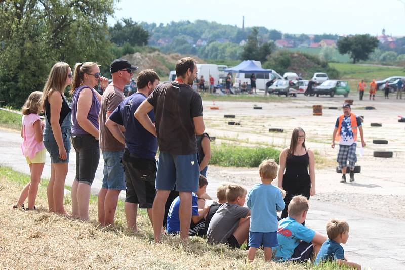 Oblíbená akce má přízeň nemyčevského starosty i lidí z širokého okolí. Řada z nich rovněž jezdí autokros, nebo jen miluje skřípění kol a vůni spálené gumy.