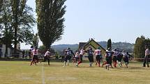 Hráčky jičínských Windstorms (v černém) v souboji s americkými fotbalistkami pražských Harpies.