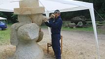 Sochaři pokračují v tvorbě soch v rámci sympozia.
