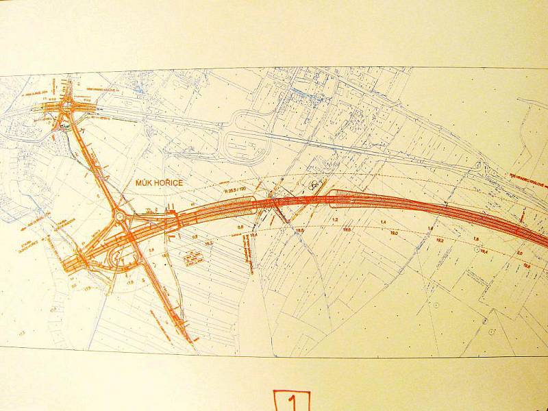 Plány komunikace R35: pětiramenný kruhový objezd.