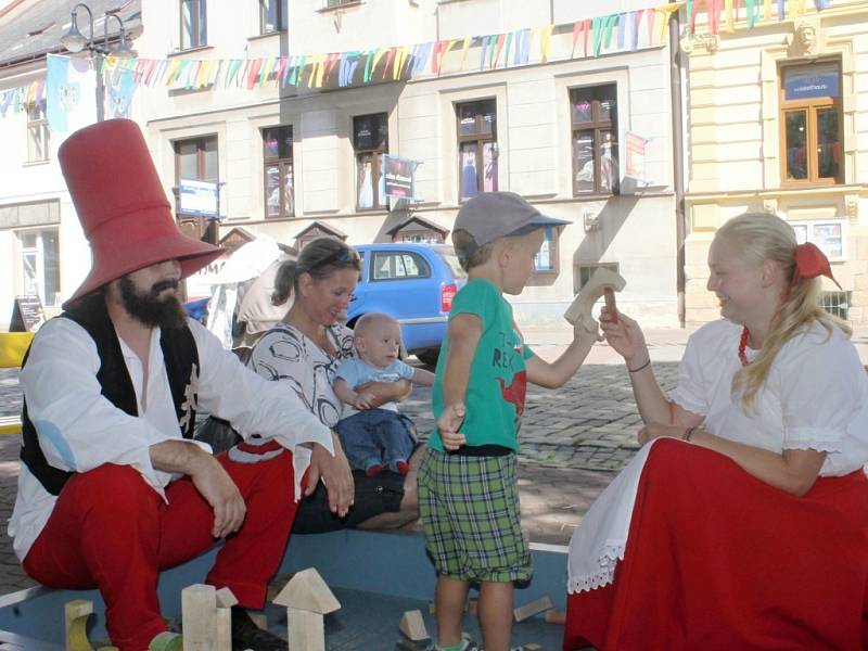 Rumcajs a Manka si na kostkovišti hrají s dětmi.