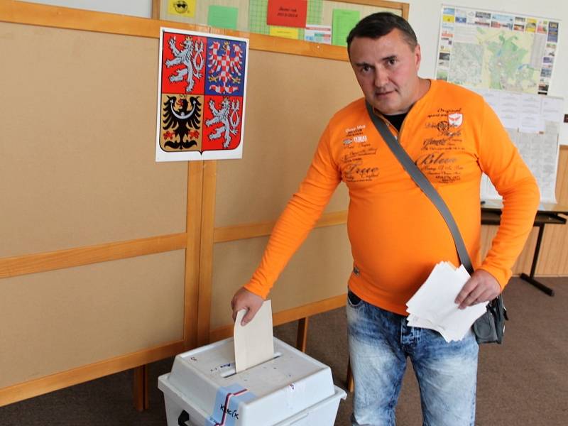 Začátek voleb do evropského parlamentu v Jičíně.